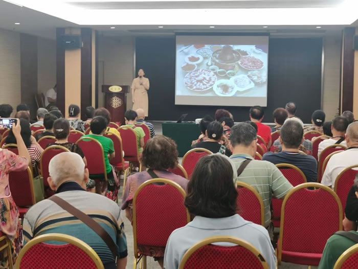 綿陽(yáng)中旅行假日旅行社舉行胡楊林、南疆專(zhuān)列推薦會(huì )